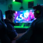 Jugador profesional de esports en silla gamer RGB iluminada, enfocado intensamente en monitor ultrawide, auriculares gamer inalámbricos, ambiente de sala de streaming profesional con iluminación ambiental